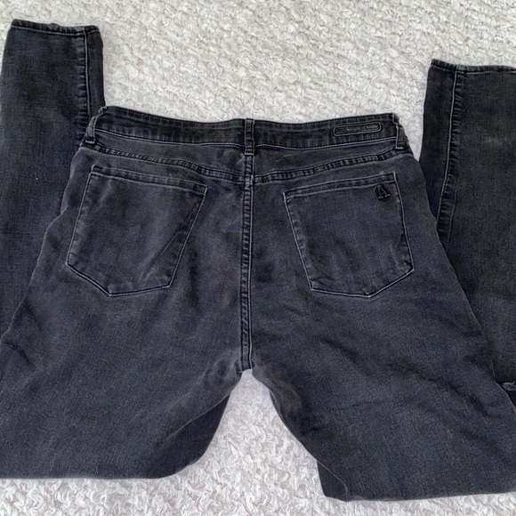 Knee Ripped Distressed Jeans - Picture 3 of 4